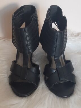 le chateau Black Open-Toe Strappy Block Heel Sandals Sz 7